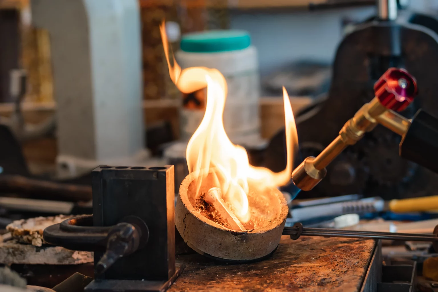 Offene Flamme über einer Schale auf der Werkbank